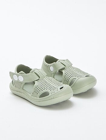 Sandálias fechadas em plástico moldado