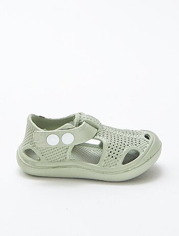 Sandálias fechadas em plástico moldado