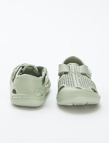 Sandálias fechadas em plástico moldado