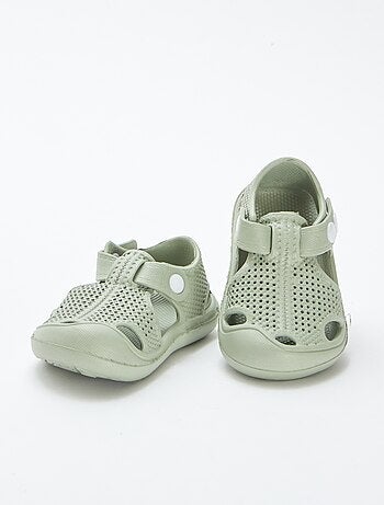 Sandálias fechadas em plástico moldado