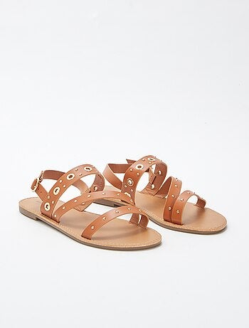 Sandálias lisas com tiras com tachas
