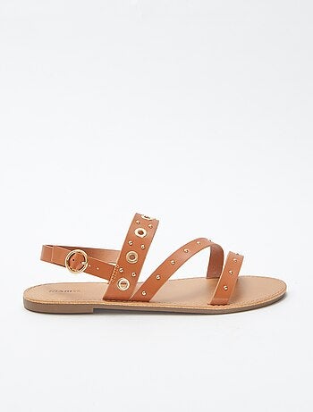 Sandálias lisas com tiras com tachas