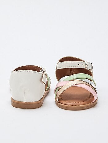 Sandálias multicoloridas com múltiplas tiras