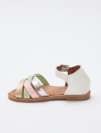 Sandálias multicoloridas com múltiplas tiras