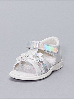 Sandálias rasas com 'flores' fantasia - Kiabi