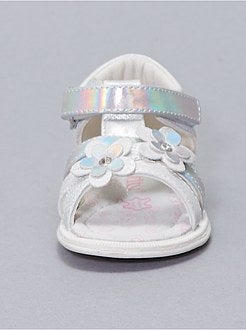 Sandálias rasas com 'flores' fantasia - Kiabi