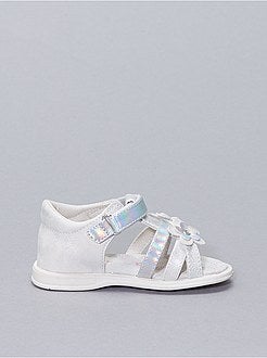 Sandálias rasas com 'flores' fantasia - Kiabi