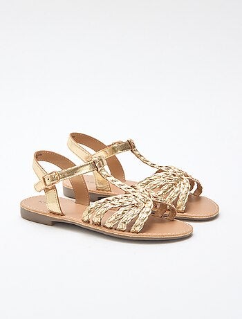 Sandálias rasas com tira e tiras entrançadas