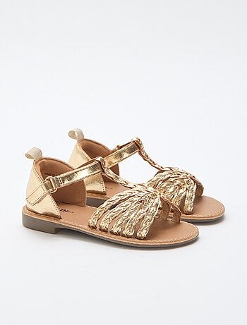 Sandálias rasas com tira e tiras trançadas