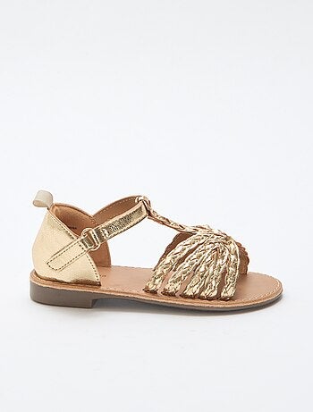 Sandálias rasas com tira e tiras trançadas