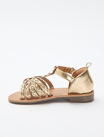 Sandálias rasas com tira e tiras trançadas