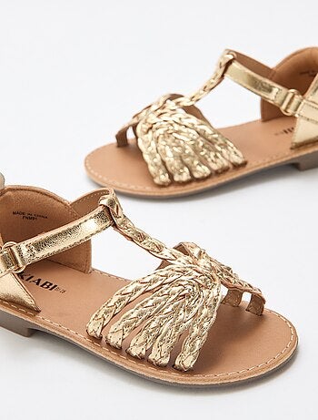 Sandálias rasas com tira e tiras trançadas