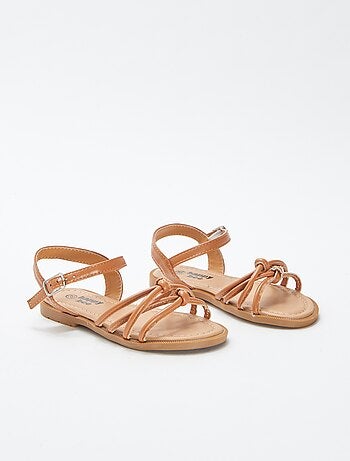 Sandálias rasas com tiras cruzadas