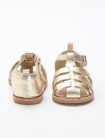 Sandálias rasas com tiras fechadas brilhantes