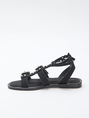 Sandálias rasas com tiras