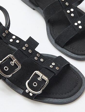 Sandálias rasas com tiras