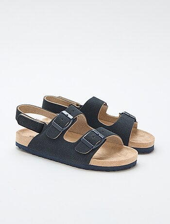 Sandálias rasas em camurça ajustáveis