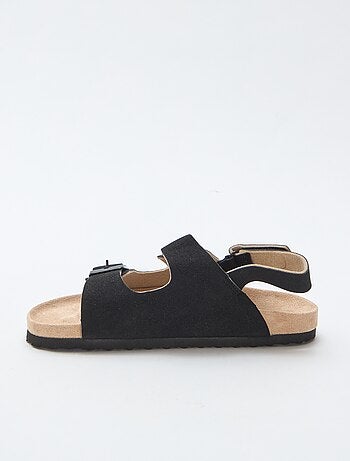 Sandálias rasas em camurça ajustáveis