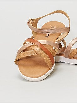 Sandálias rasas em pele sintética - Kiabi