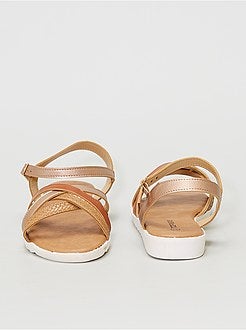 Sandálias rasas em pele sintética - Kiabi