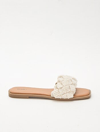 Sandálias trançadas com pérolas