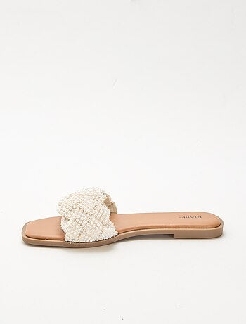 Sandálias trançadas com pérolas