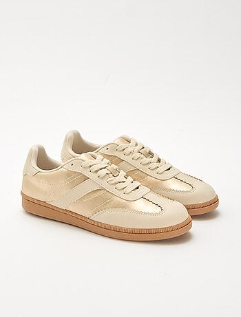 Sapatilhas baixas com aplicações contrastantes