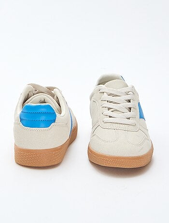 Sapatilhas baixas de camurça com detalhe contrastante