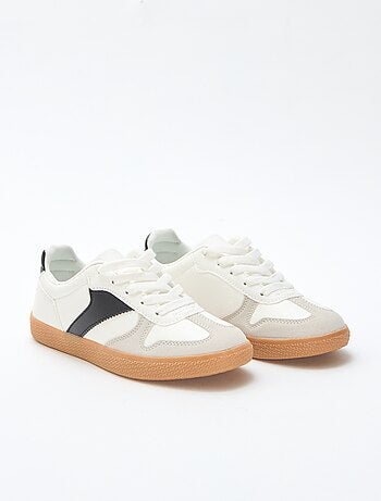 Sapatilhas baixas de camurça com detalhe contrastante