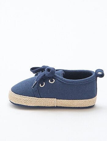 Sapatilhas de atacadores em tecido