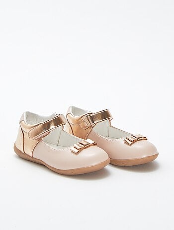 Sapatos com laço decorativo