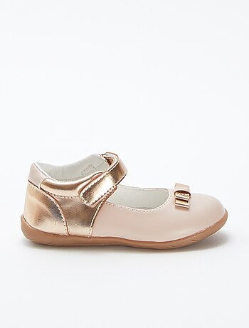 Sapatos com laço decorativo