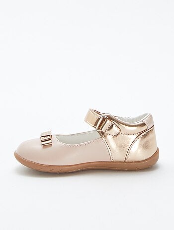 Sapatos com laço decorativo