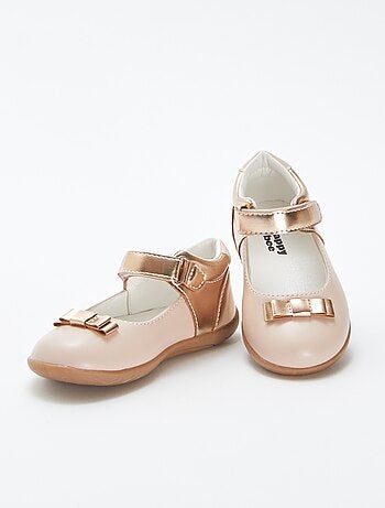 Sapatos com laço decorativo