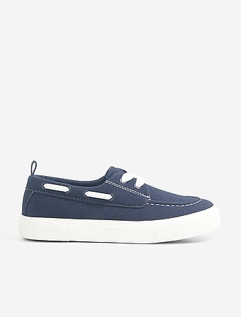 Sapatos de barco com atacadores