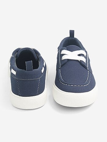 Sapatos de barco com atacadores