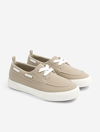 Sapatos de barco com atacadores