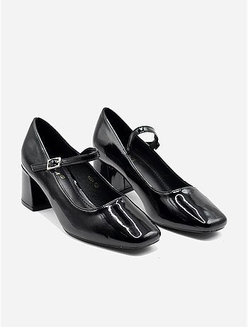 Sapatos de salto alto com tira e fivela