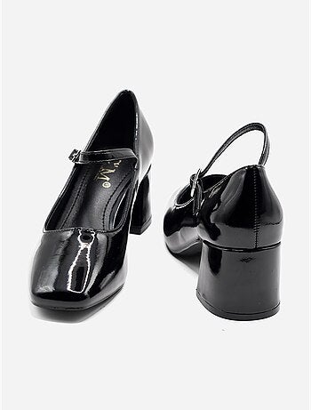 Sapatos de salto alto com tira e fivela