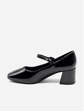 Sapatos de salto alto com tira e fivela