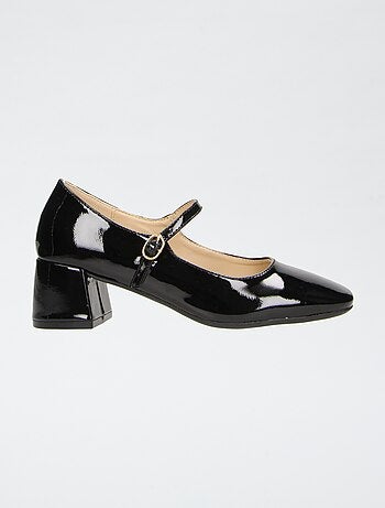 Sapatos de salto alto com tiras