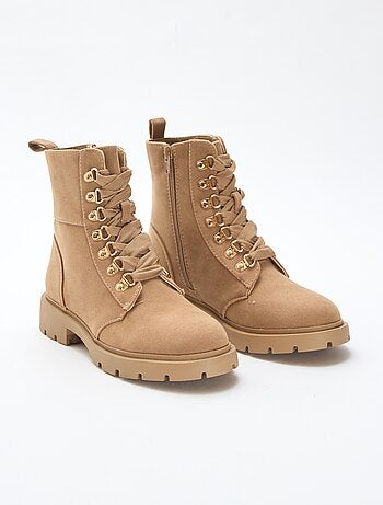 Sapatos de trekking com ilhós dourados