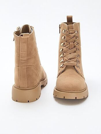 Sapatos de trekking com ilhós dourados