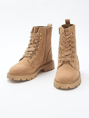 Sapatos de trekking com ilhós dourados