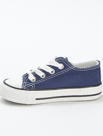 Sapatos rasos com atacadores