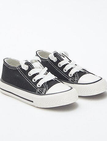 Sapatos rasos com atacadores