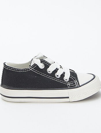 Sapatos rasos com atacadores