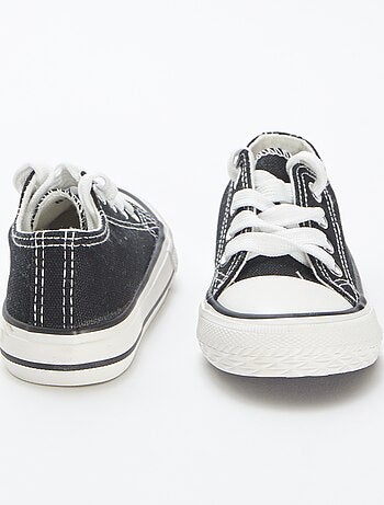 Sapatos rasos com atacadores