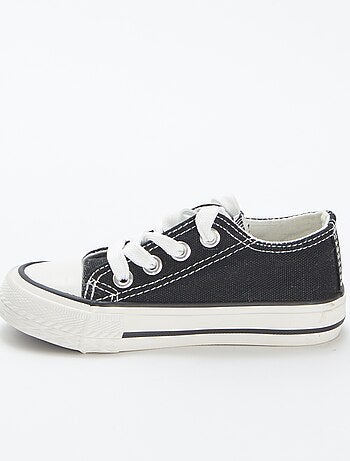 Sapatos rasos com atacadores
