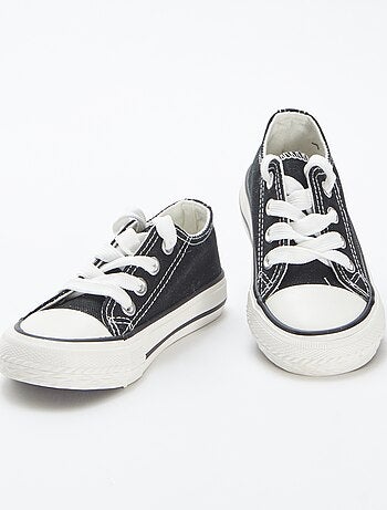 Sapatos rasos com atacadores